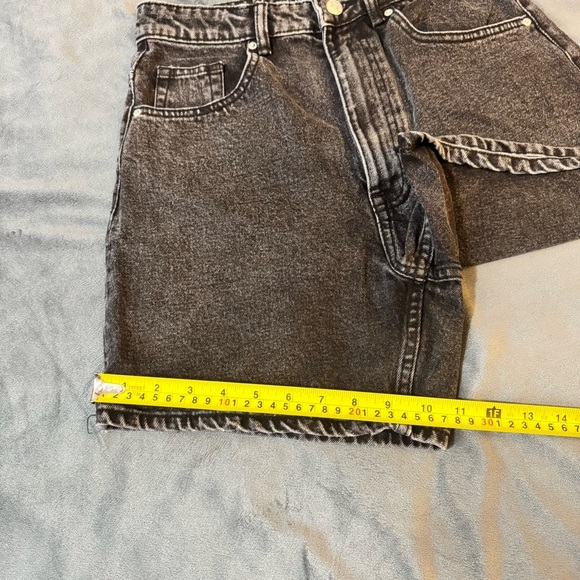 Zara Denim Jean Shorts

#1061 - Picture 4 of 8